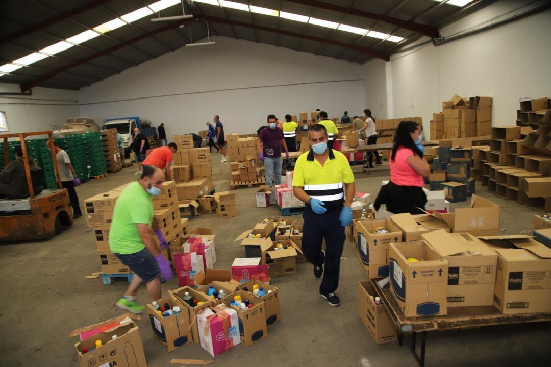 Voluntarios preparando los productos para su reparto.