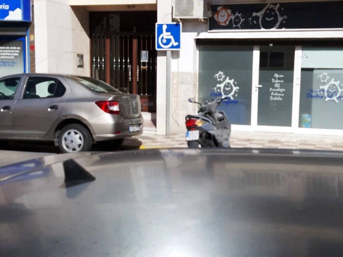 Denunciada una persona en La Línea por hacer uso indebido de una tarjeta de estacionamiento