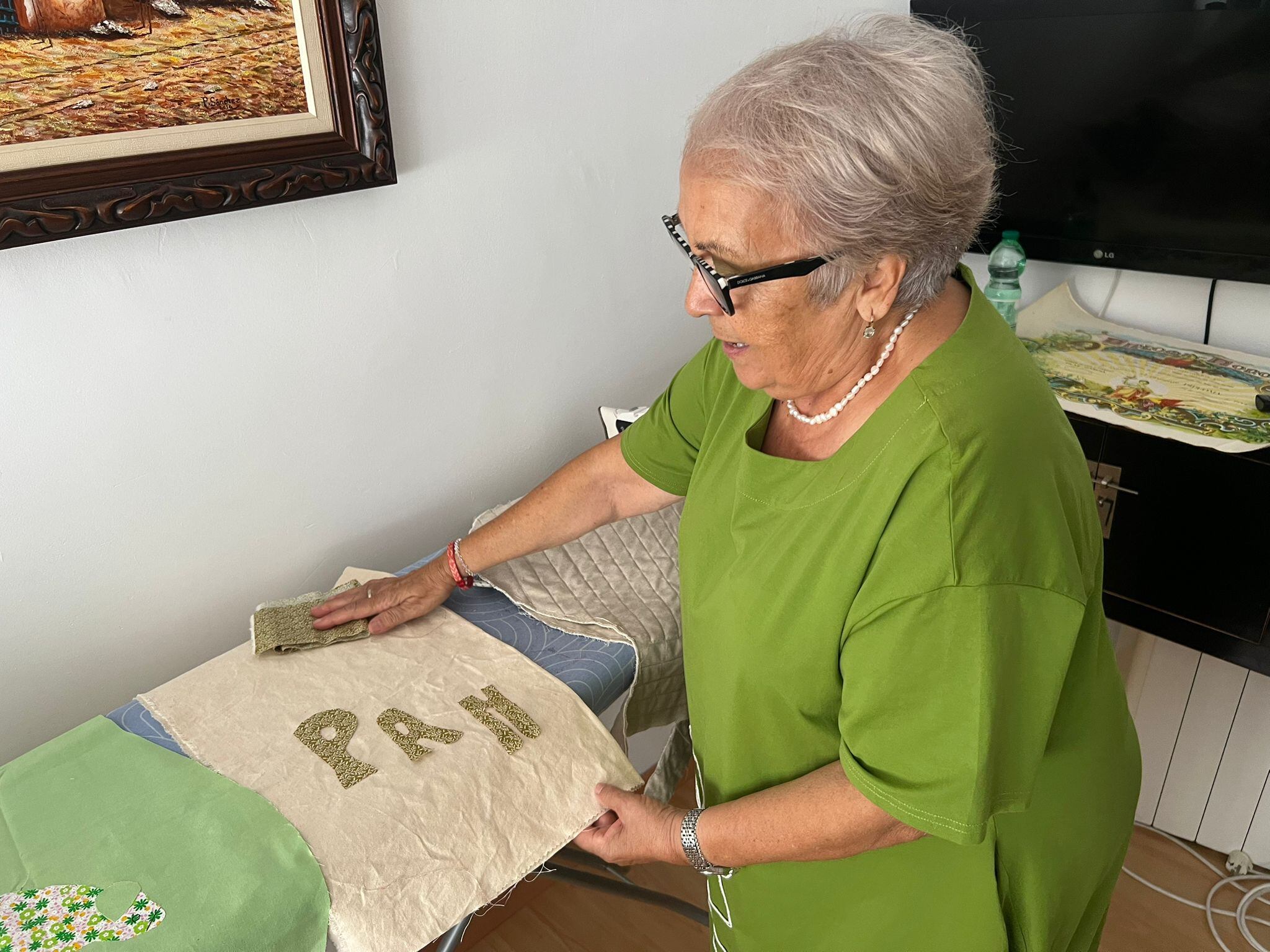 Cesi Pastor, la costurera que enseña puntadas y paciencia en Lo Campano y sueña con coser para Caprile