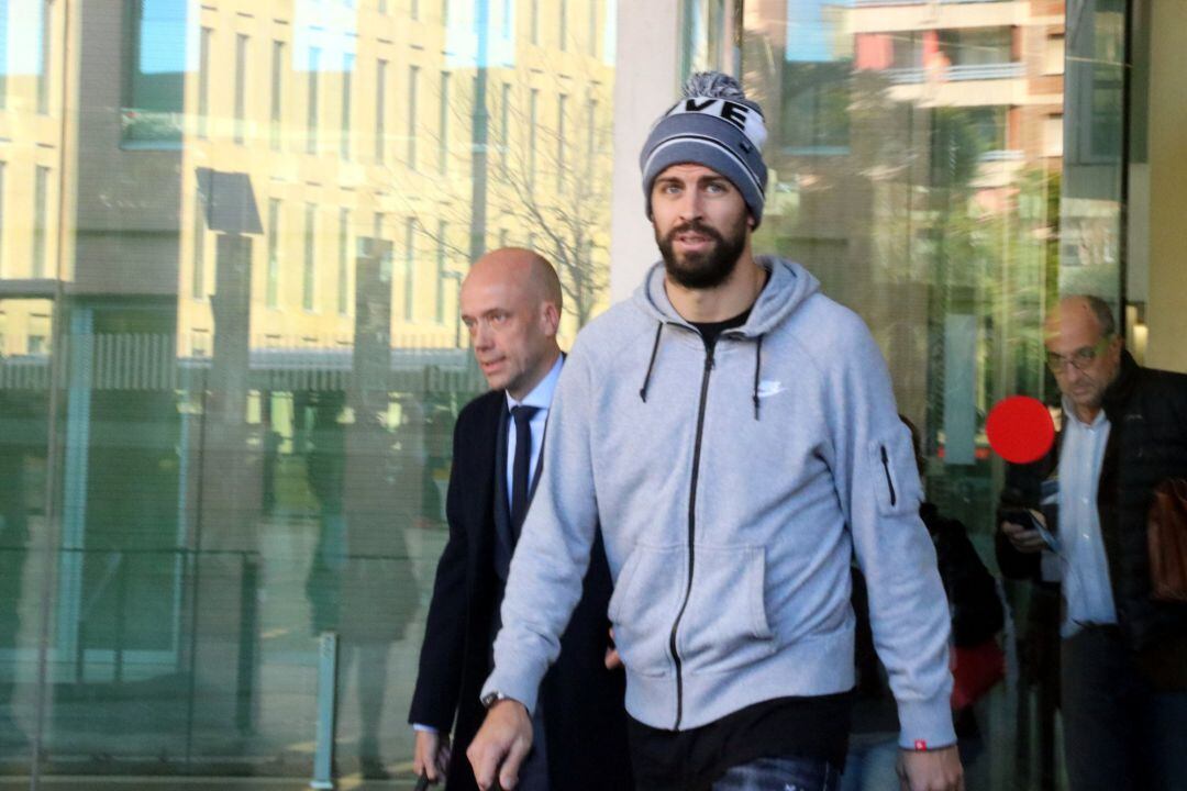 Gerard Piqué sortint de la Ciutat de la Justícia després de ser condemnat