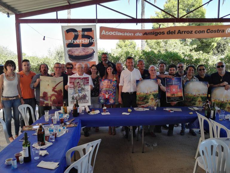 Foto de la familia festera tras la comida de la Asociación del Arroz con Costra