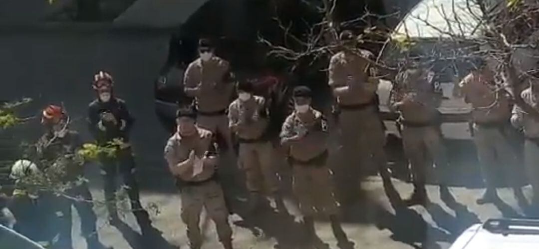 Bomberos y militares cantando el &#039;cumpleaños feliz&#039; a un niños de Leganés