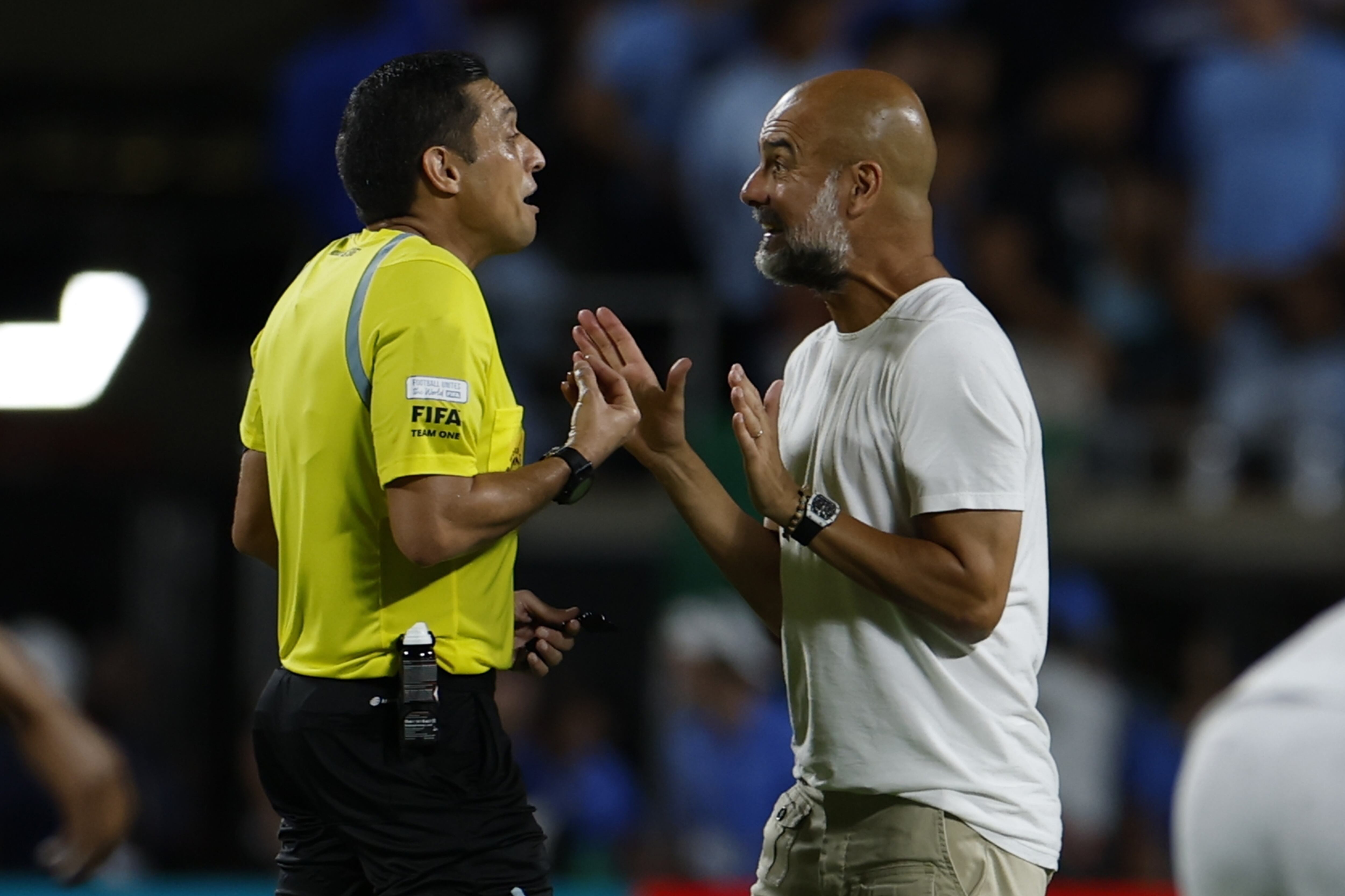 Pep Guardiola hablando con el árbitro del partido EFE/EPA/MIGUEL RODRIGUEZ
