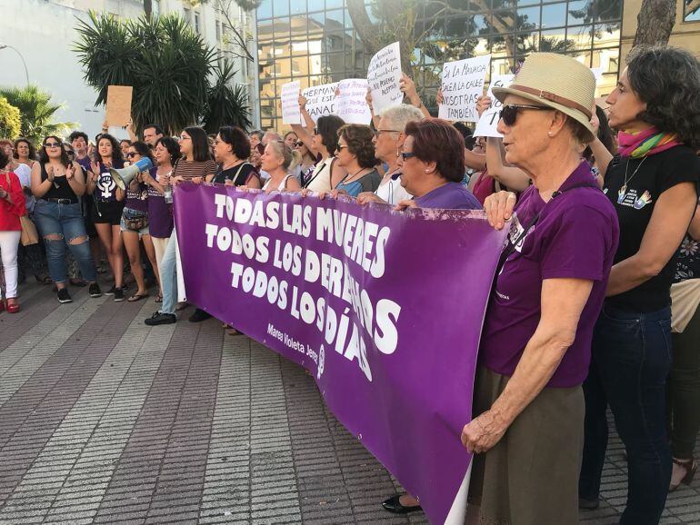 Aspecto de la cabecera de la concentración frente a los juzgados de la avenida Álvaro Domecq