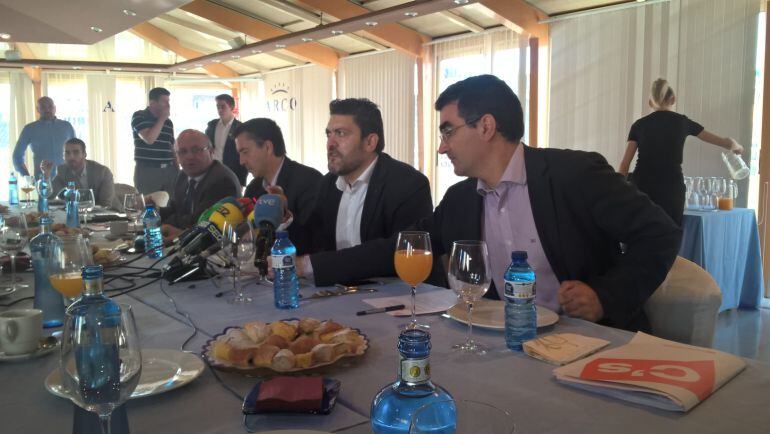 De izquierda a derecha, Luís Fernández, Juanjo Molina, Miguel Sánchez y Miguel Ángel López Morell, en el desayuno de trabajo.