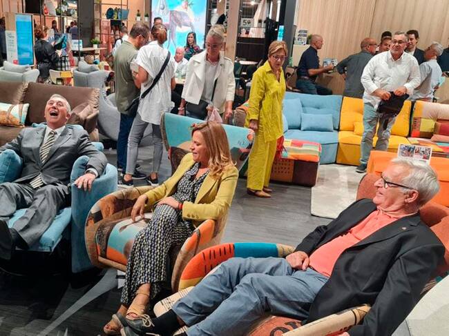 Divertida imagen del conseller Climent probando uno de los sillones expuestos junto al resto de autoridades