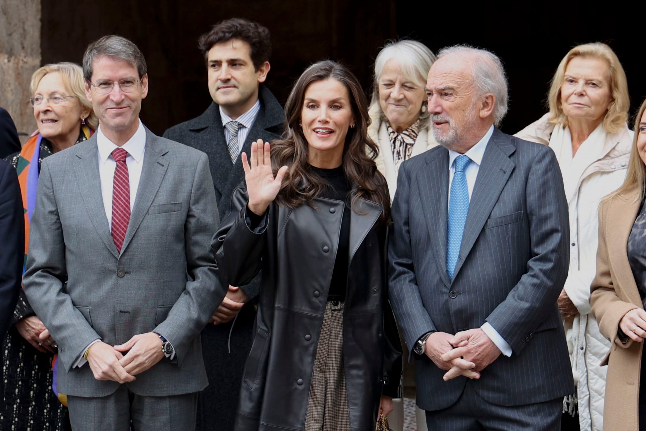 SAN MILLAN DE LA COGOLLA 24/11/2023.- La reina Letizia posa para la foto de familia junto al presidente del Gobierno de La Rioja, Gonzalo Capellán (i); y el presidente de la FundéuRAE, Santiago Muñoz (2d); entre otras autoridades,antes de la clausura de XVI Seminario Internacional de Lengua y Periodismo que desde ayer se celebra en el Centro Internacional de Investigación de la Lengua Española (CILENGUA) de San Millán de la Cogolla. EFE/Raquel Manzanares
