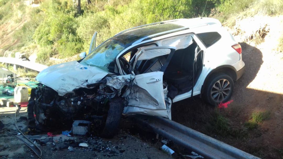 Un cotxe accidentat a la carretra C-37z al seu pas per Sant Salvador de Guardiola