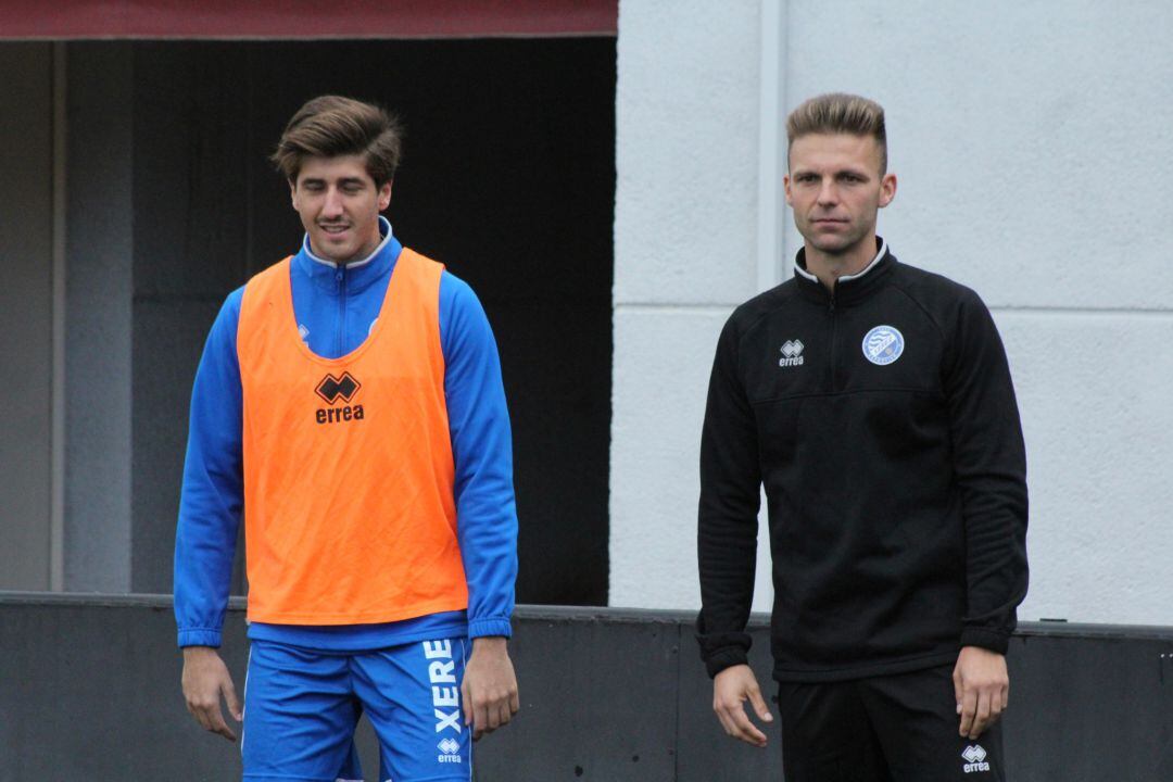 Dani Aguilar (d) durante un entrenamiento