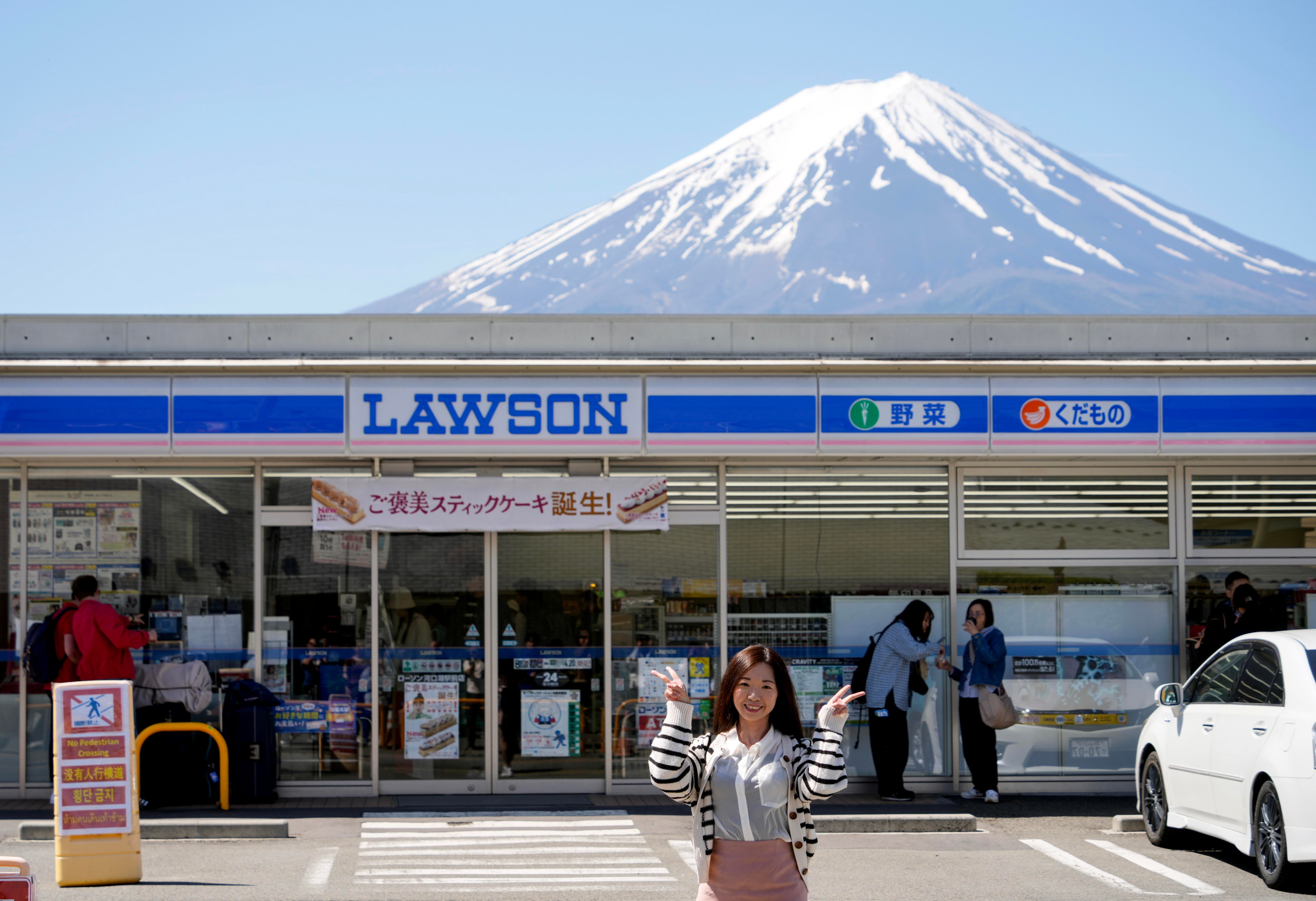 Esta foto del monte Fuji con la tienda Lawson Kawaguchiko Ekimae ya no se podrá repetir.