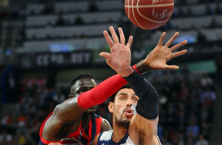 Gustavo Ayón le pelea la posesión a Ilimane Diop durante la semifinal