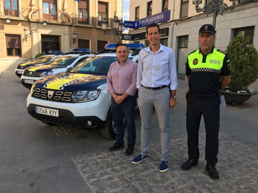 Ayuntamiento y Policía Local junto a los nuevos coches