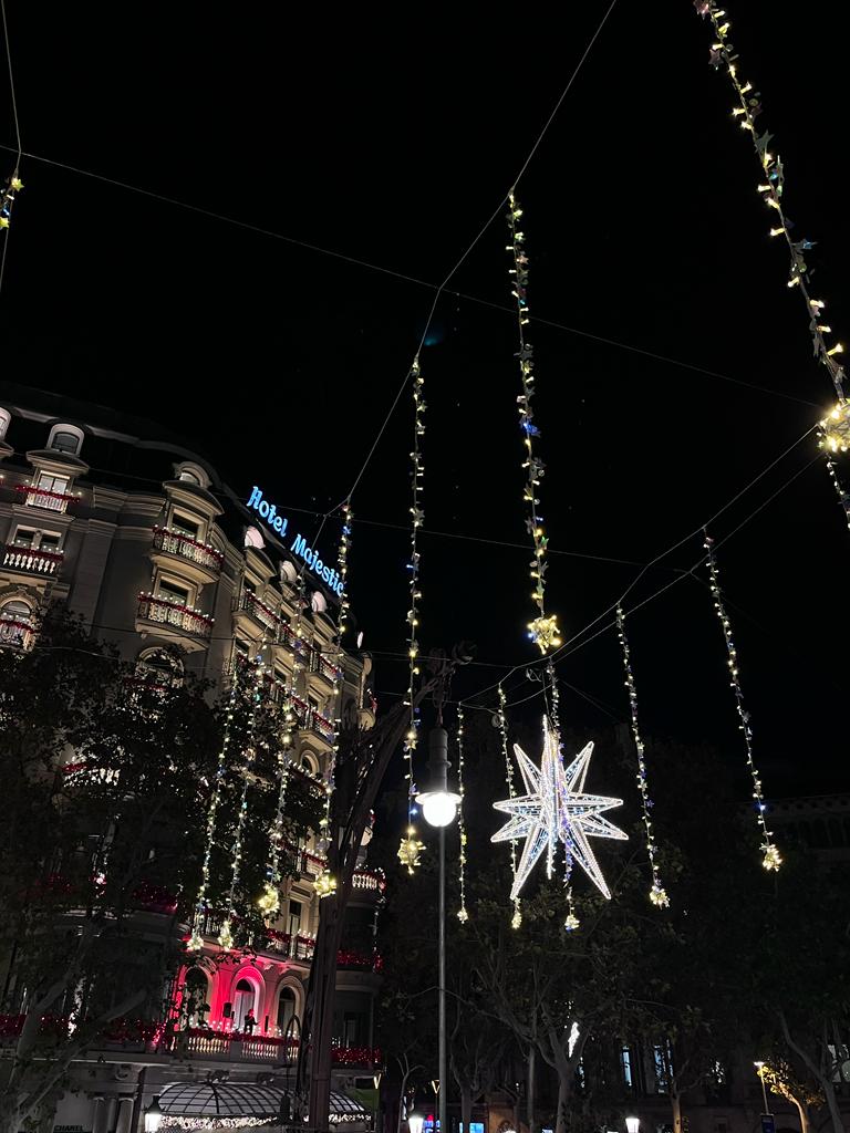 Barcelona estrena més de 100 quilòmetres de llums de Nadal