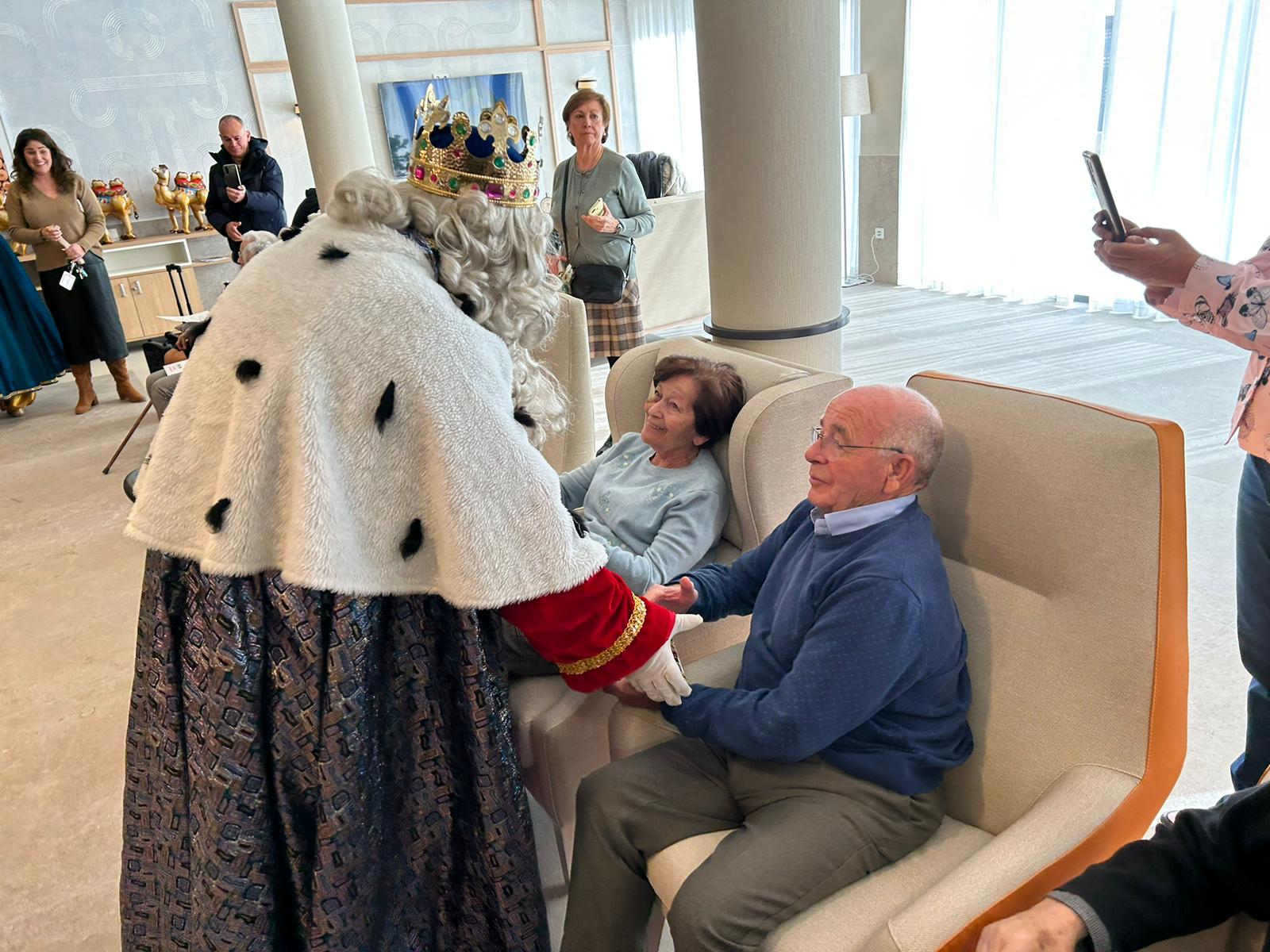 Visita de Los Reyes Magos al Hogar de Mayores Albura