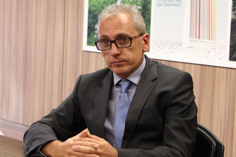 El ministre de Turisme i Comerç, Francesc Camp, al seu despatx.