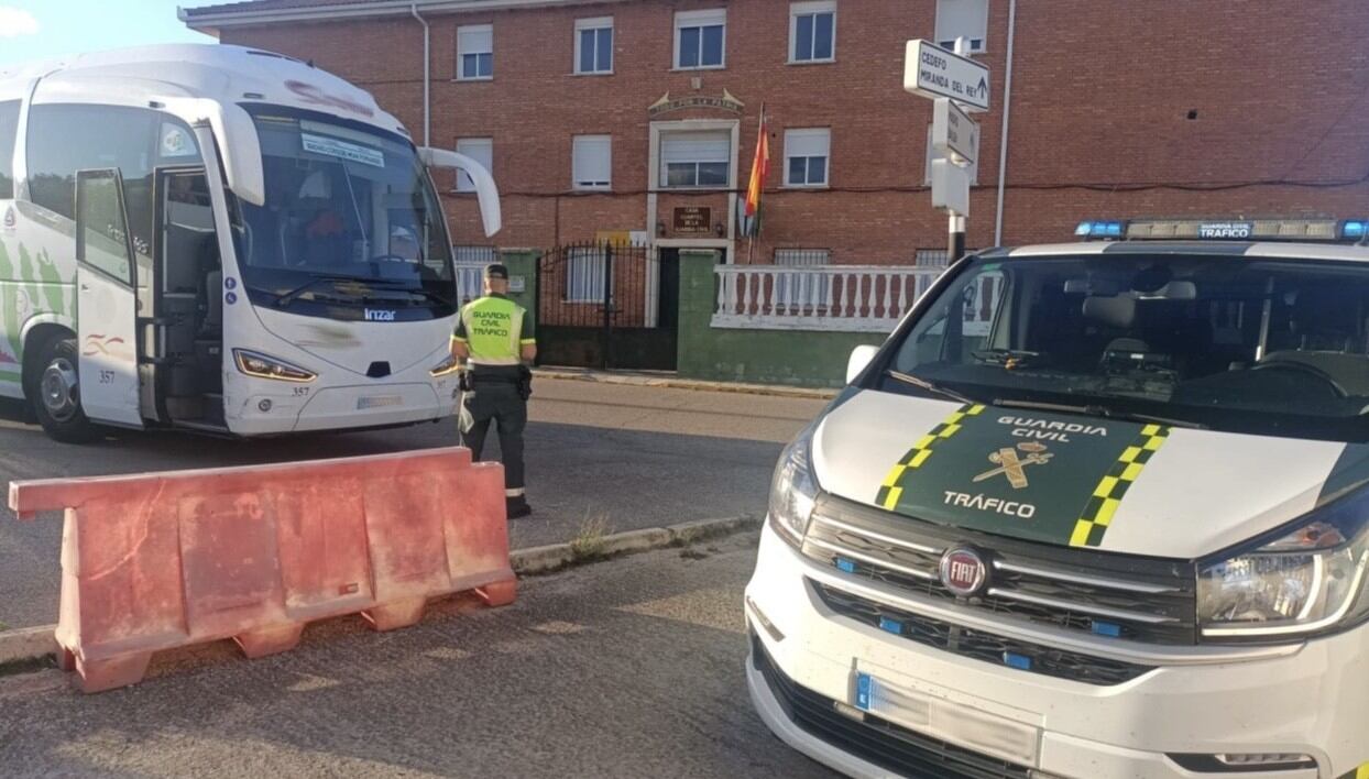 Un guardia civil observa el autobús cuyo conductor se desmayó.