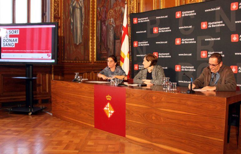 Pla mig de Gemma Tarafa, comissionada de Salut de l'Ajuntament de Barcelona, Ada Colau, alcaldessa de Barcelona i Enric Argelaguet, director del Banc de Sang i Teixits, a la presentació de la marató 2.0 de donants de sang
