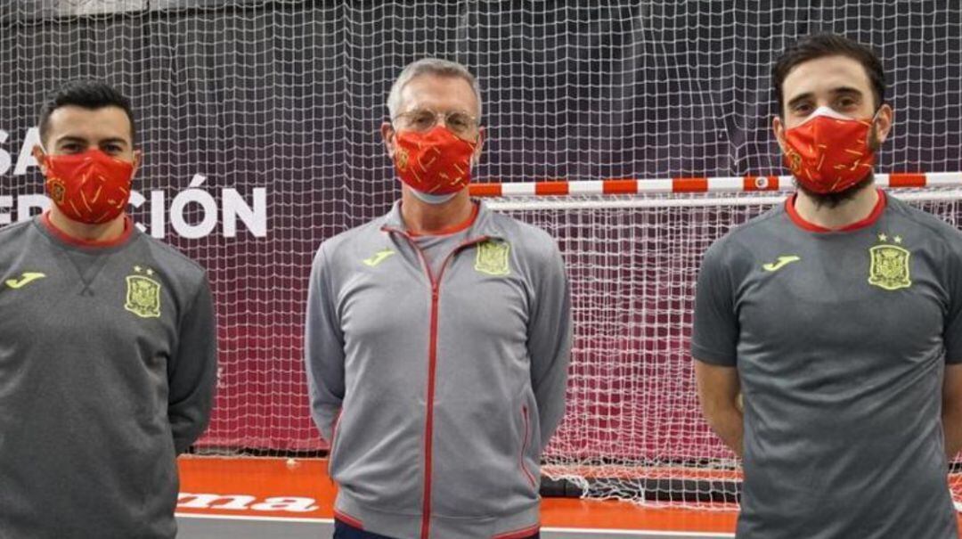 Chino, el doctor Luis Martínez y Raúl Goméz forman parte de la selección española de fútbol sala