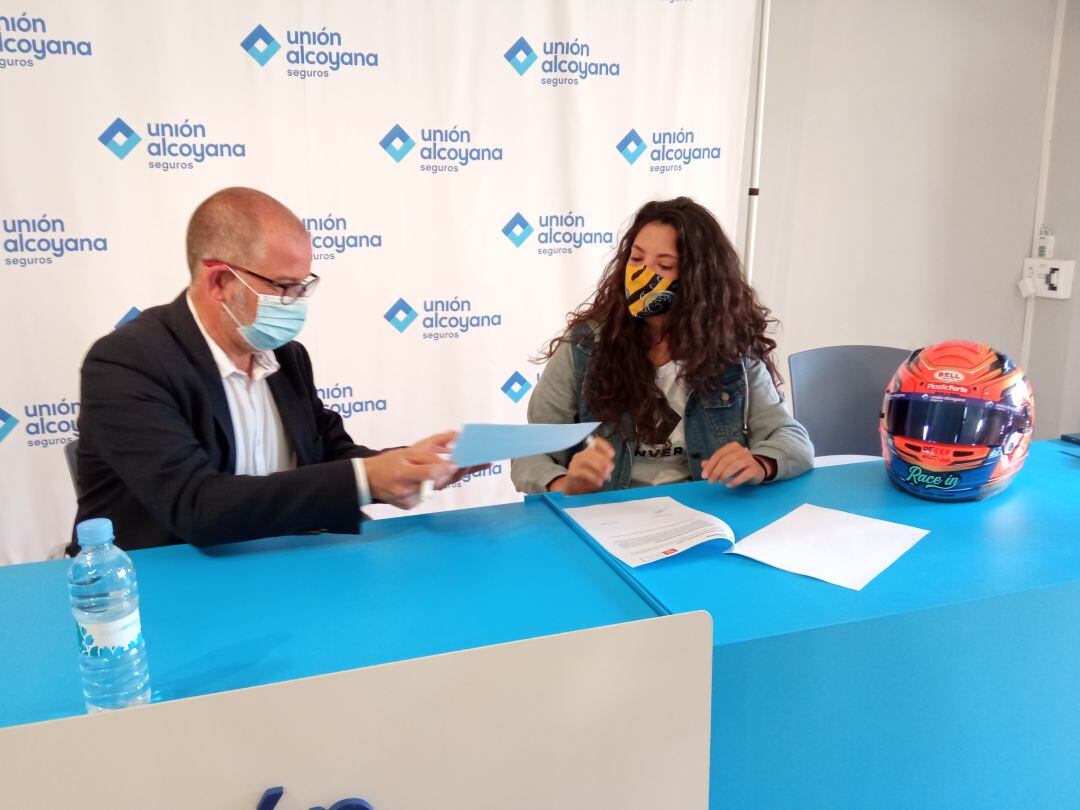 Lydia Sempere en la sede de la Unión Alcoyana firmando el convenio