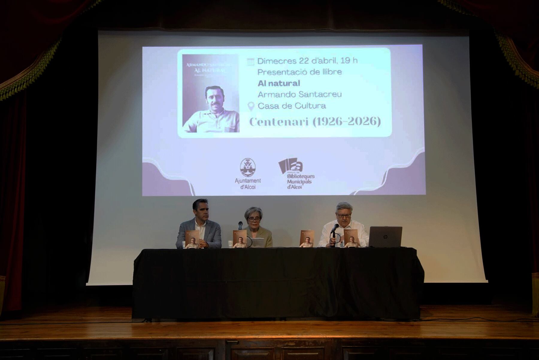 Un instant de la presentació del llibre recull d'entrevistes fetes per Armando Santacreu en el periòdic Ciudad