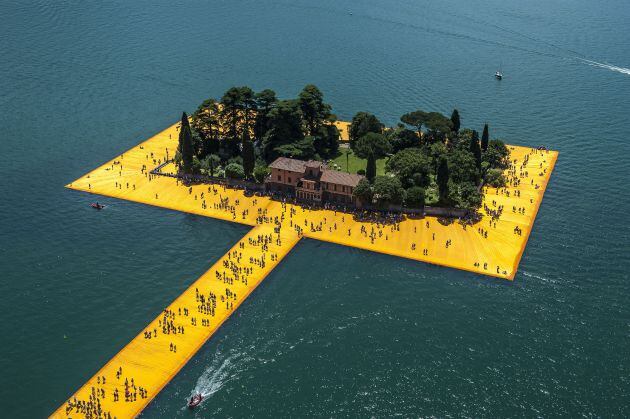 Vista aérea de la instalación &#039;The Floating Piers&#039;, del artista Christo Vladimirov Yavachev, en Sulzano (Italia).