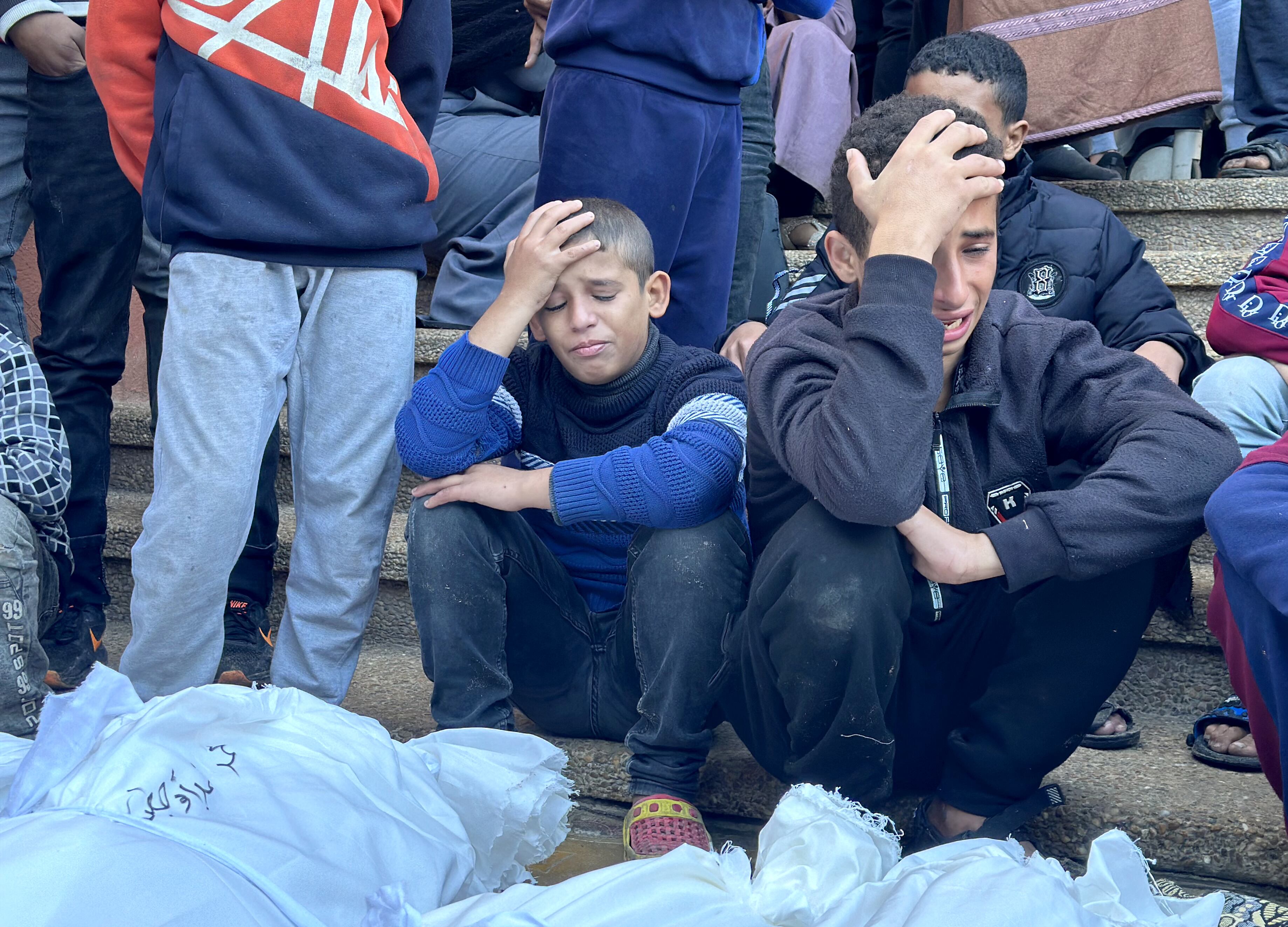 Palestinos en la morgue de uno de los hospitales de Jan Yunis, al sur de la Franja de Gaza