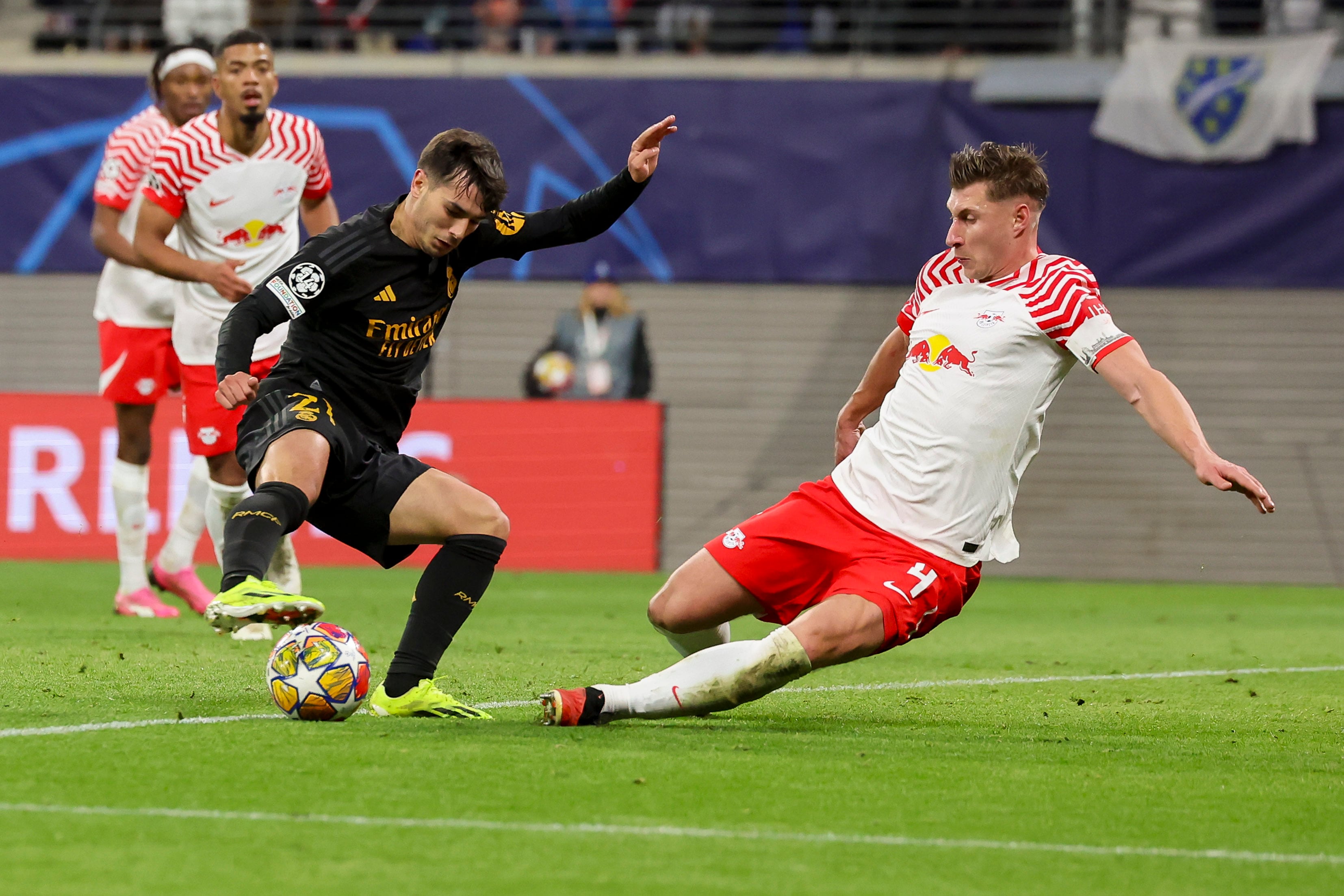 Brahim Díaz regatea a un defensor del RB Leipzig durante el partido de octavos de Champions