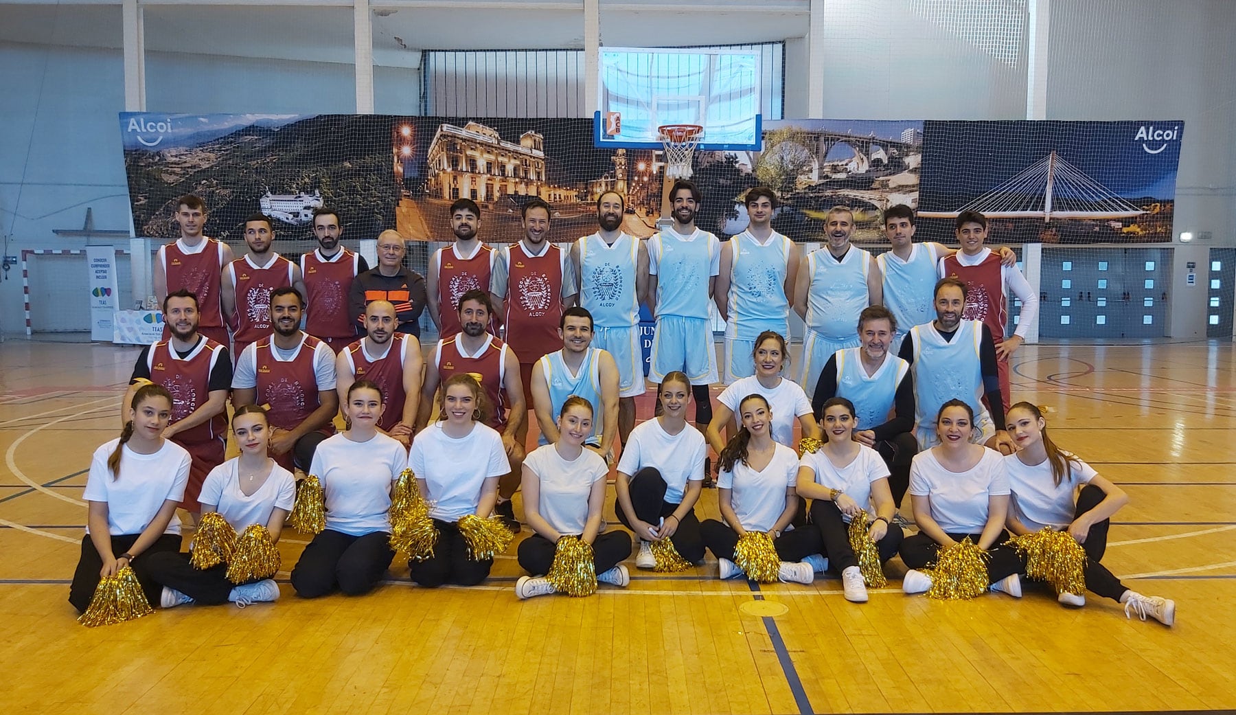 Los jugadores de ambos combinados con las cheerleaders del ballet de Virginia Bolufer