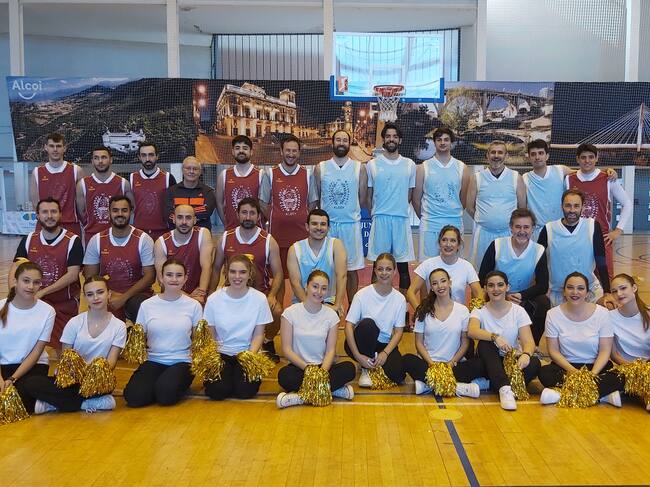 Los jugadores de ambos combinados con las cheerleaders del ballet de Virginia Bolufer