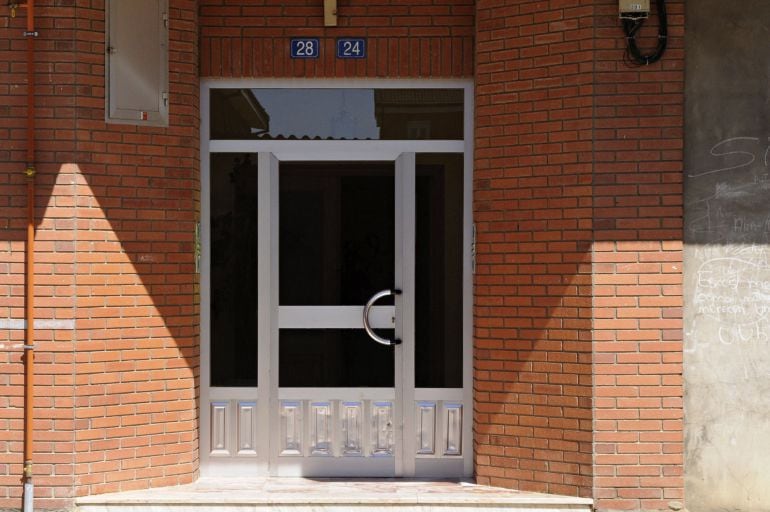 Vista del portal de la calle Las Eras de la localidad leonesa de Mansilla de las Mulas donde un vecino ha hallado el bebé 