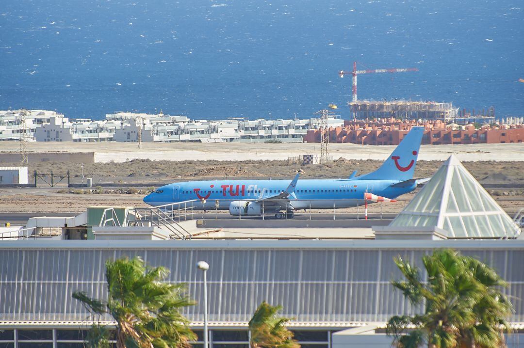 Avión de la compañía aérea TUI  en Adeje Tenerife Islas Canarias