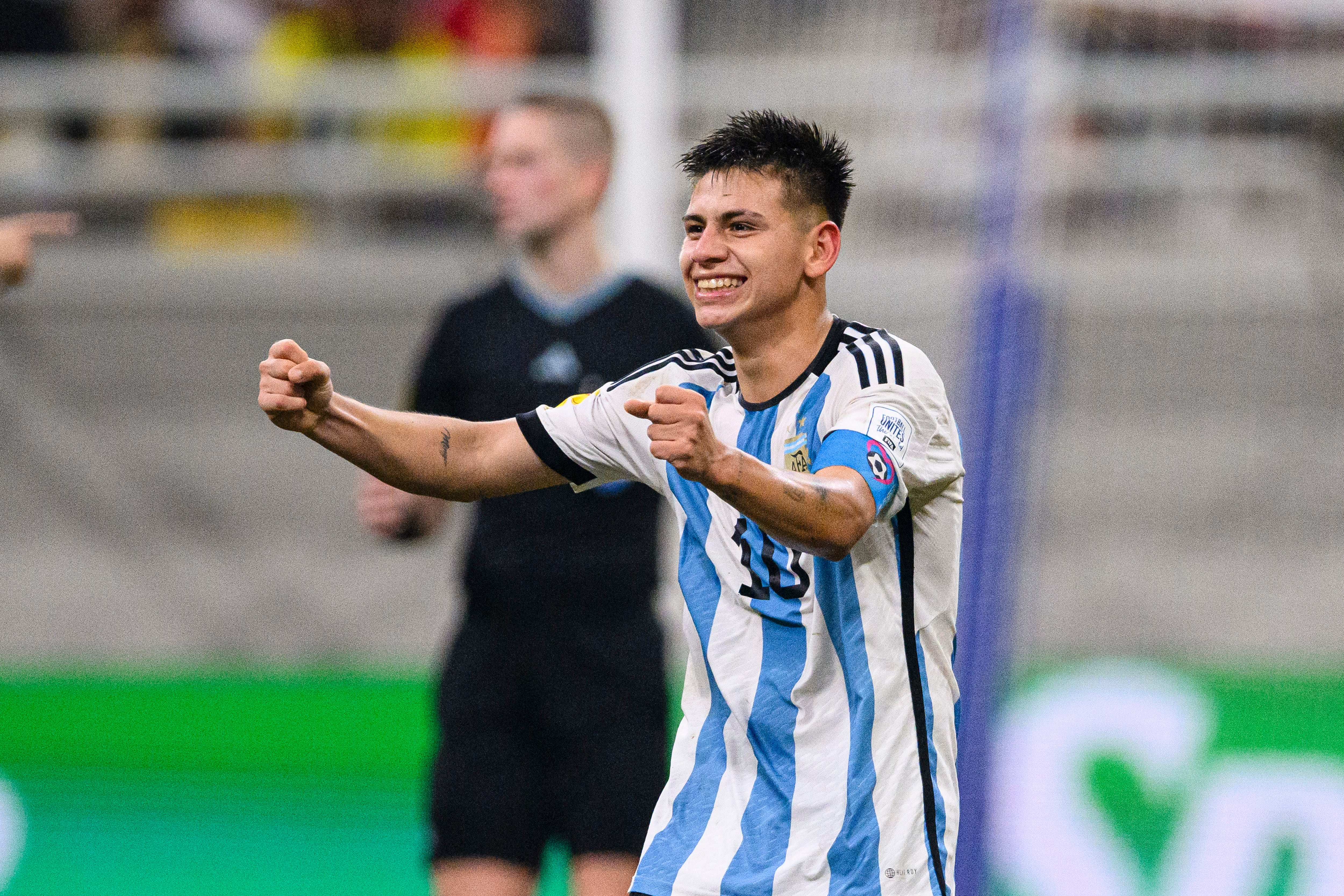 Claudio Echeverri celebra uno de los goles de la selección argentina ante Brasil. (Photo by Marcio Machado/Eurasia Sport Images/Getty Images)