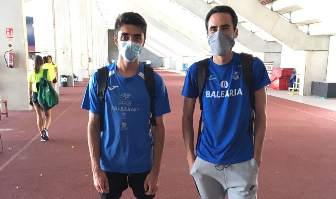 Joan Pérez con su entrenador Miguel Castillo.