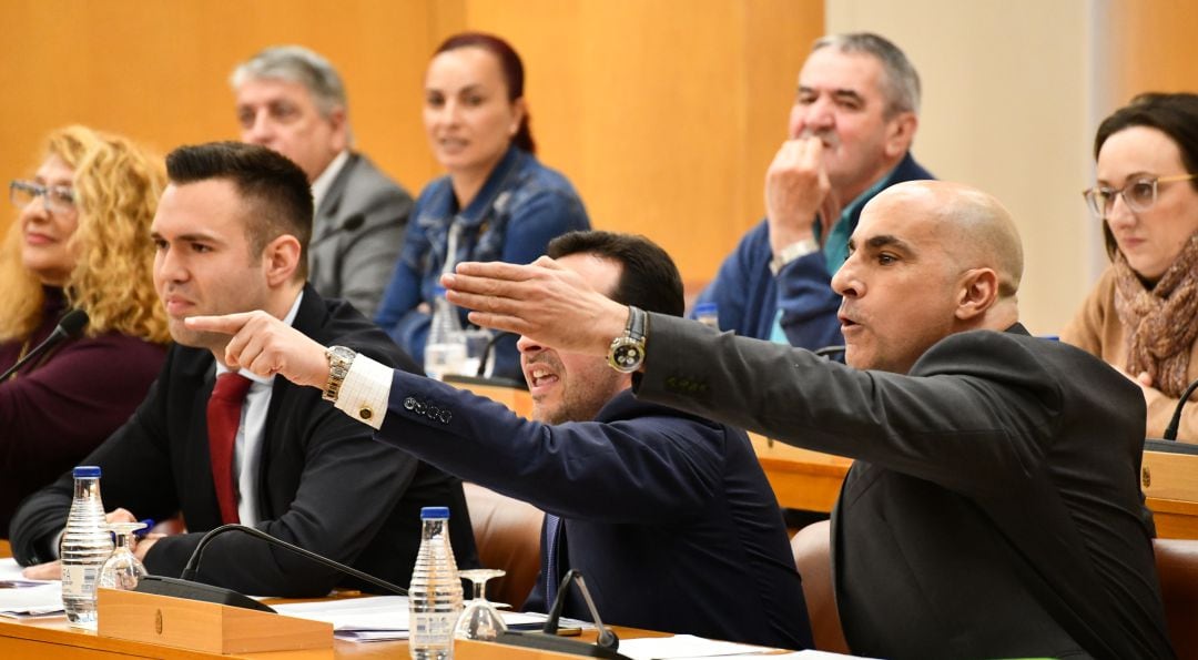 Diputados de Vox gritan en la Asamblea de Ceuta en una sesión celebrada el pasado mes de enero. 