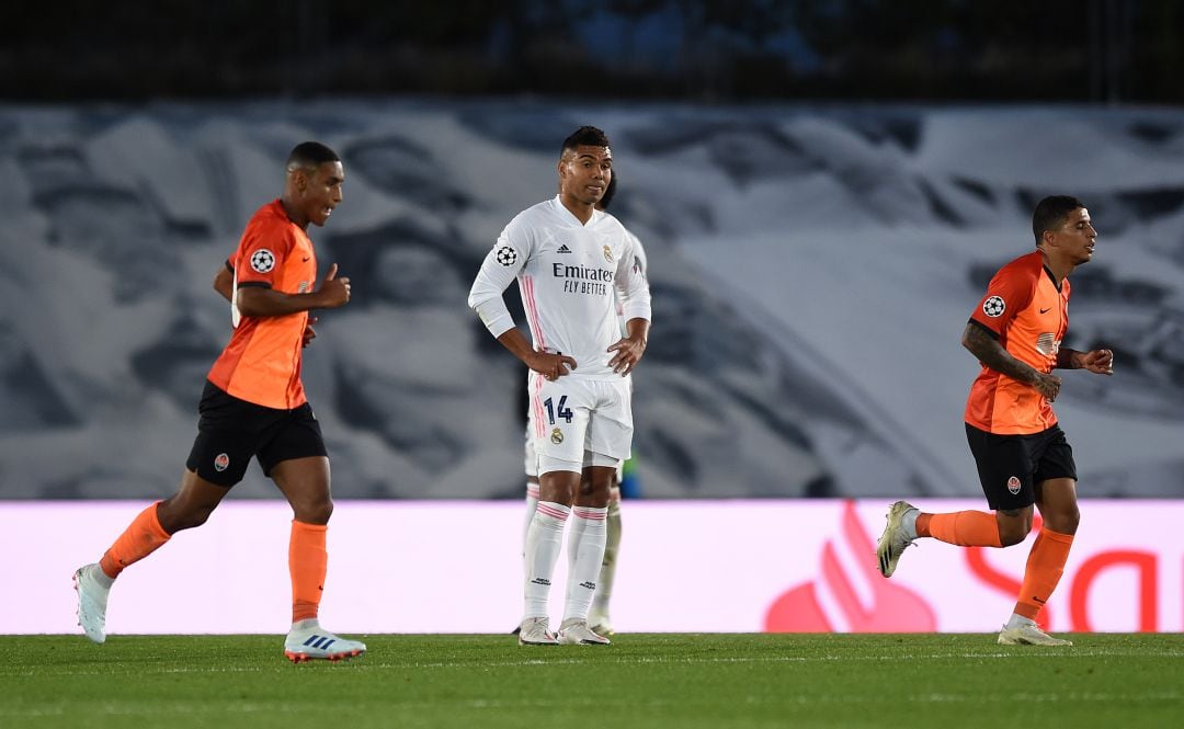 Casemiro se lamenta tras un gol del Shakhtar