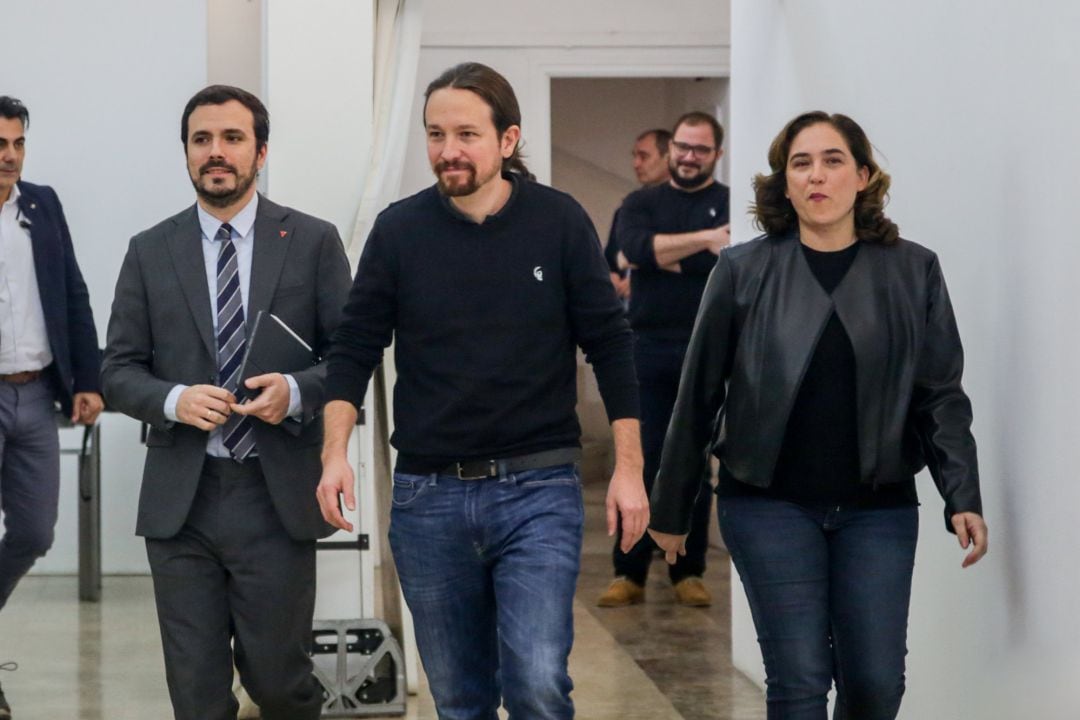 El ministro de Consumo, Alberto Garzón, el vicepresidente segundo del Gobierno de España y ministro de Derechos Sociales y Agenda 2030, Pablo Iglesias, y la alcaldesa de Barcelona, Ada Colau, durante su llegada al encuentro confederal de Unidas Podemos celebrado en la Fundación Diario Madrid