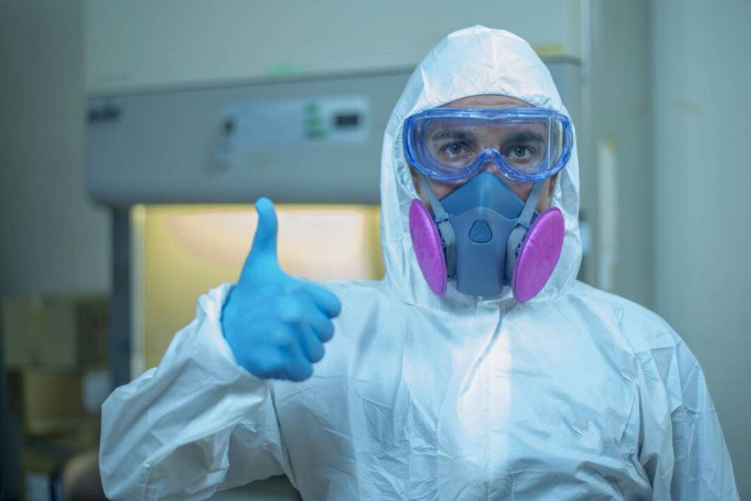 Un paciente en señal de victoria ingresado en un hospital.