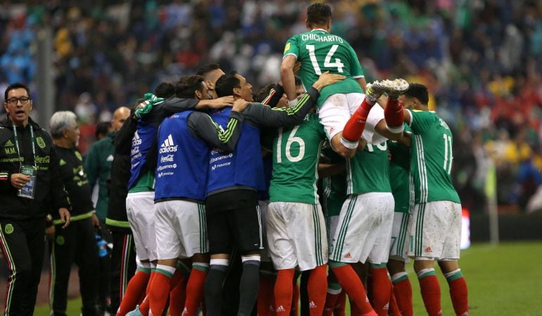 Los jugadores mexicanos celebran la clasificación para el Mundial de Rusia