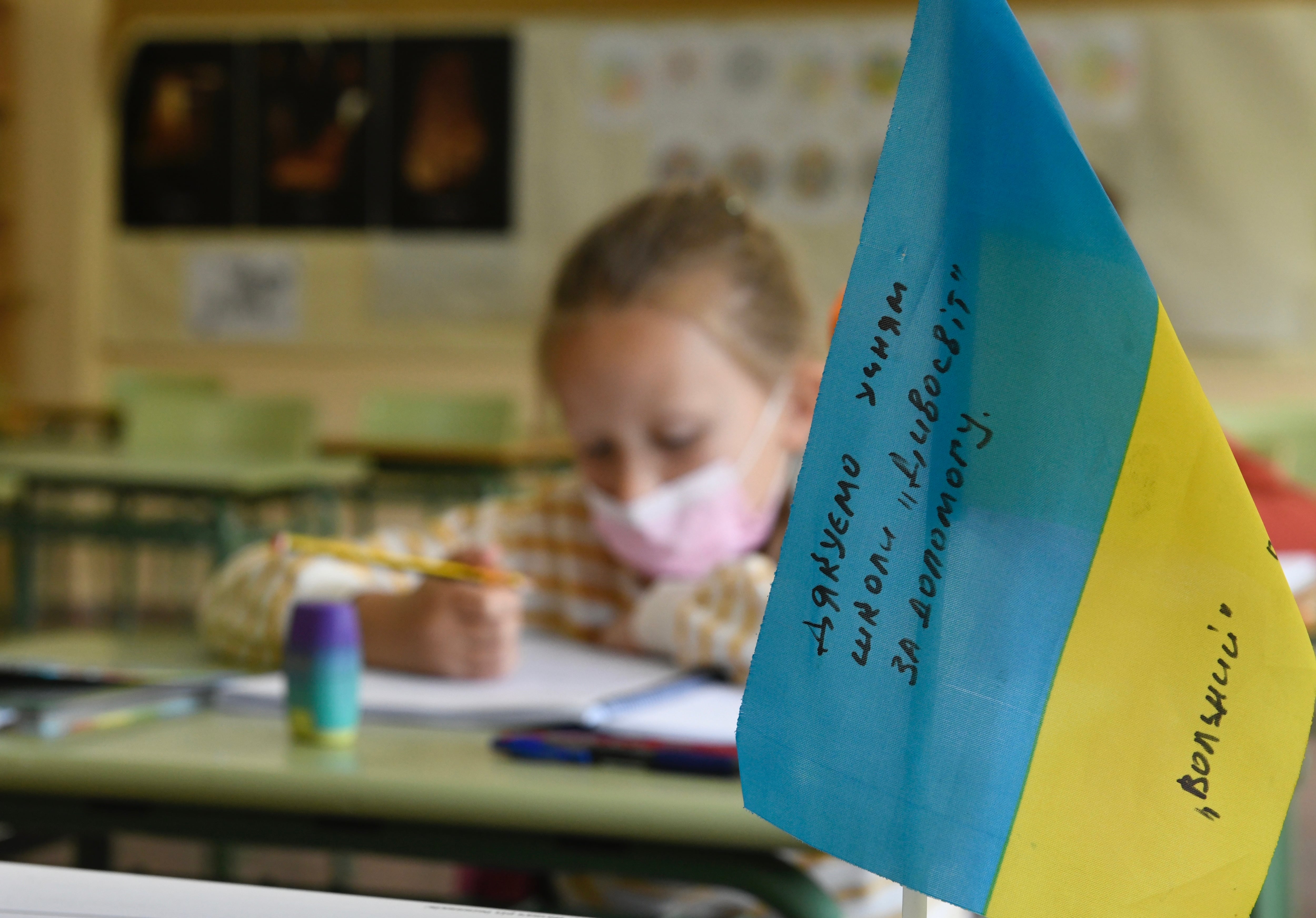 Refugiados ucranianos aprenden español y dan clases en ucraniano en la Asociación Centro Cultural Educativo Dyvosvit, radicada en el municipio madrileño de Alcorcón.