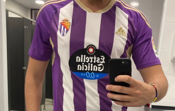 Alejandro con la camiseta del Real Valladolid