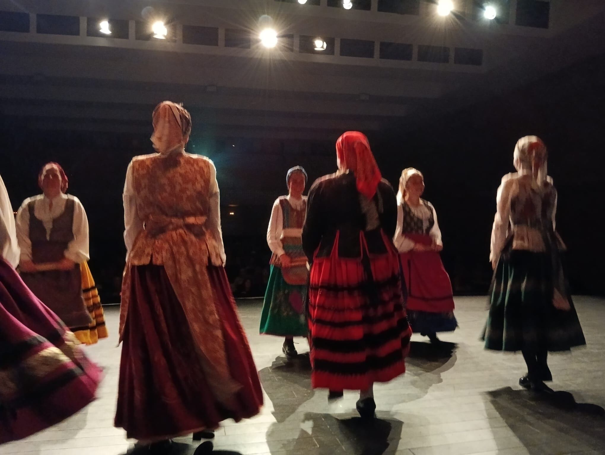 Imagen de archivo de la actuación a beneficio de Cáritas que llevó a cabo el 18N el grupo de Danzas Alquería y el coro de la Escuela Municipal de Folklore de Aranda