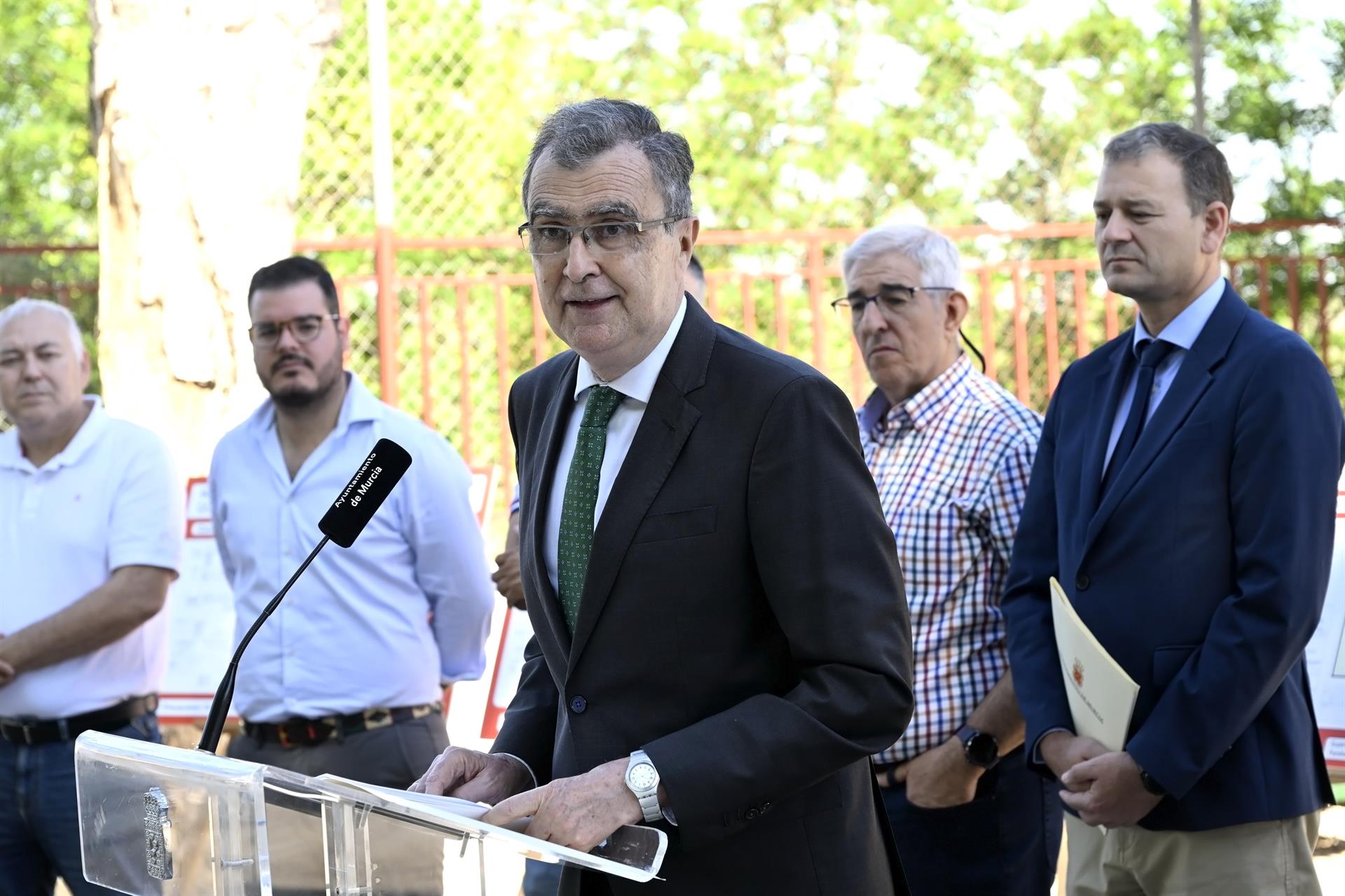 El alcalde de Murcia, José Ballesta, informa en rueda de prensa sobre la retirada de el fibrocemento por placas solares en doce colegios públicos - AYUNTAMIENTO DE MURCIA