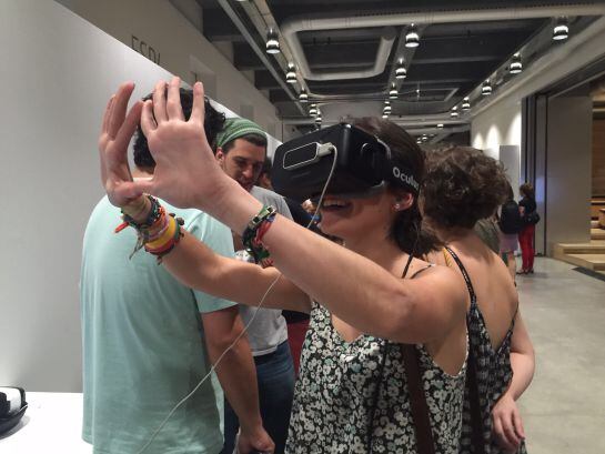 Una chica prueba las gafas Oculus Rift en el evento The App Date