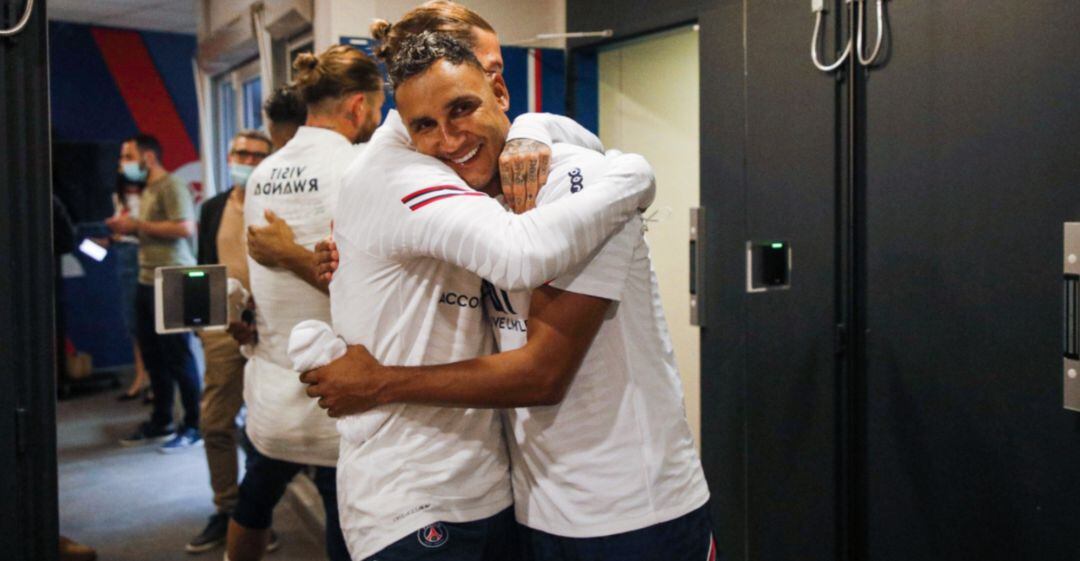 Sergio Ramos y Keylor Navas abrazándose en un entrenamiento con el PSG