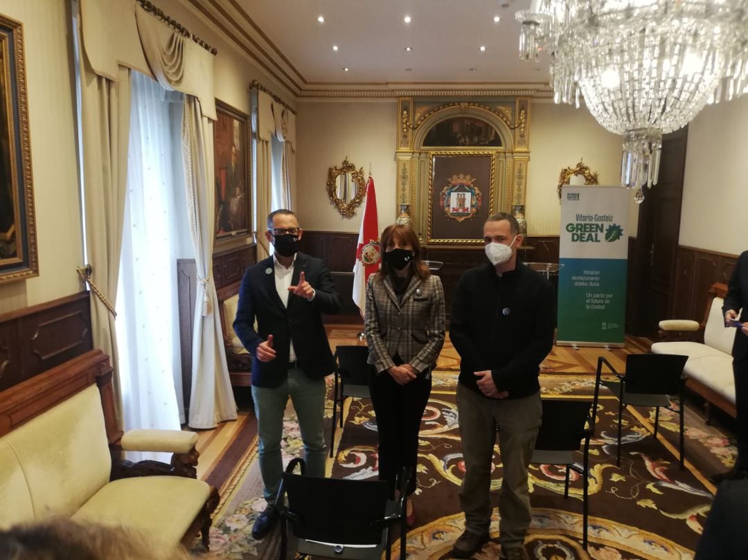 Gorka Orive y Unax Lertxundi, junto a la rectora de la UPV Eva Ferreira 