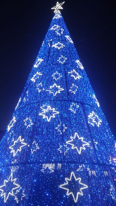 Árbol luminoso instalado en la Plaza del Ayuntamiento.