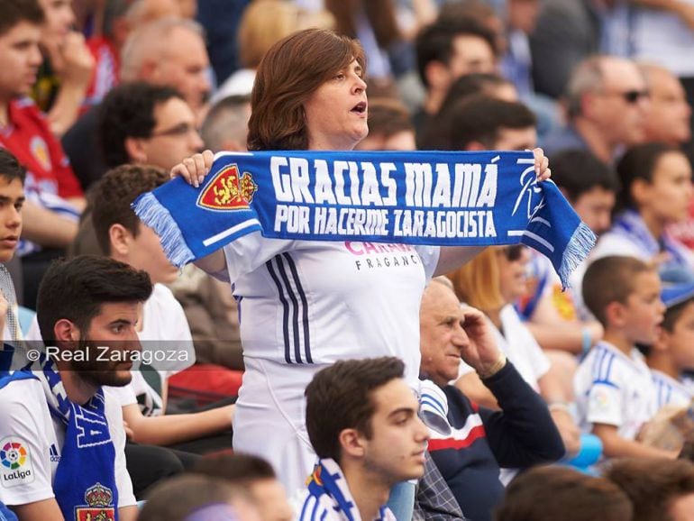 Aficionados del Real Zaragoza en la Romareda durante el partido contra el Sporting