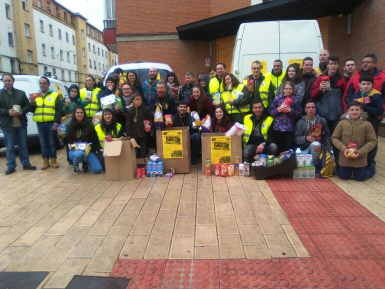 Miembros de la Hermandad Jesús Camino del Calvario a la puerta de la parroquia de Santa Catalina con parte de los productos donados gracias a su Pasacalles Solidario