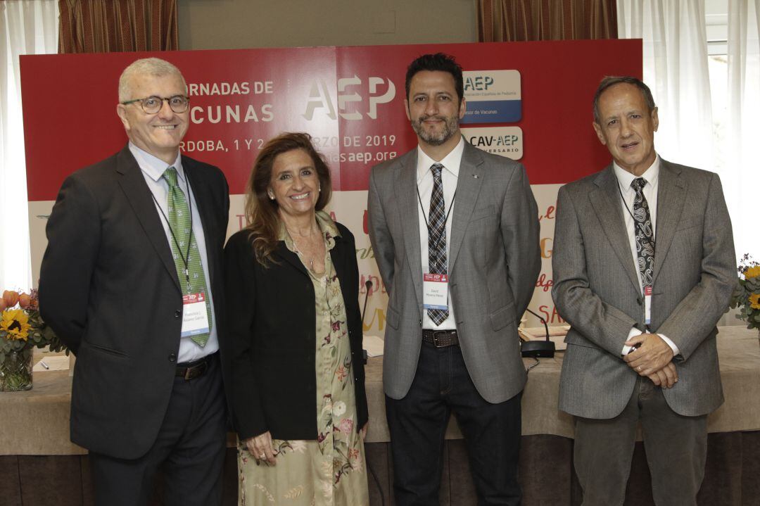 Inauguración de las X Jornadas de Vacunas de la AEP en Córdoba. De izquierda a derecha: el doctor Francisco Álvarez, la doctora María José Mellado, el doctor David Moreno y el Doctor Javier Álvarez Aldeán.