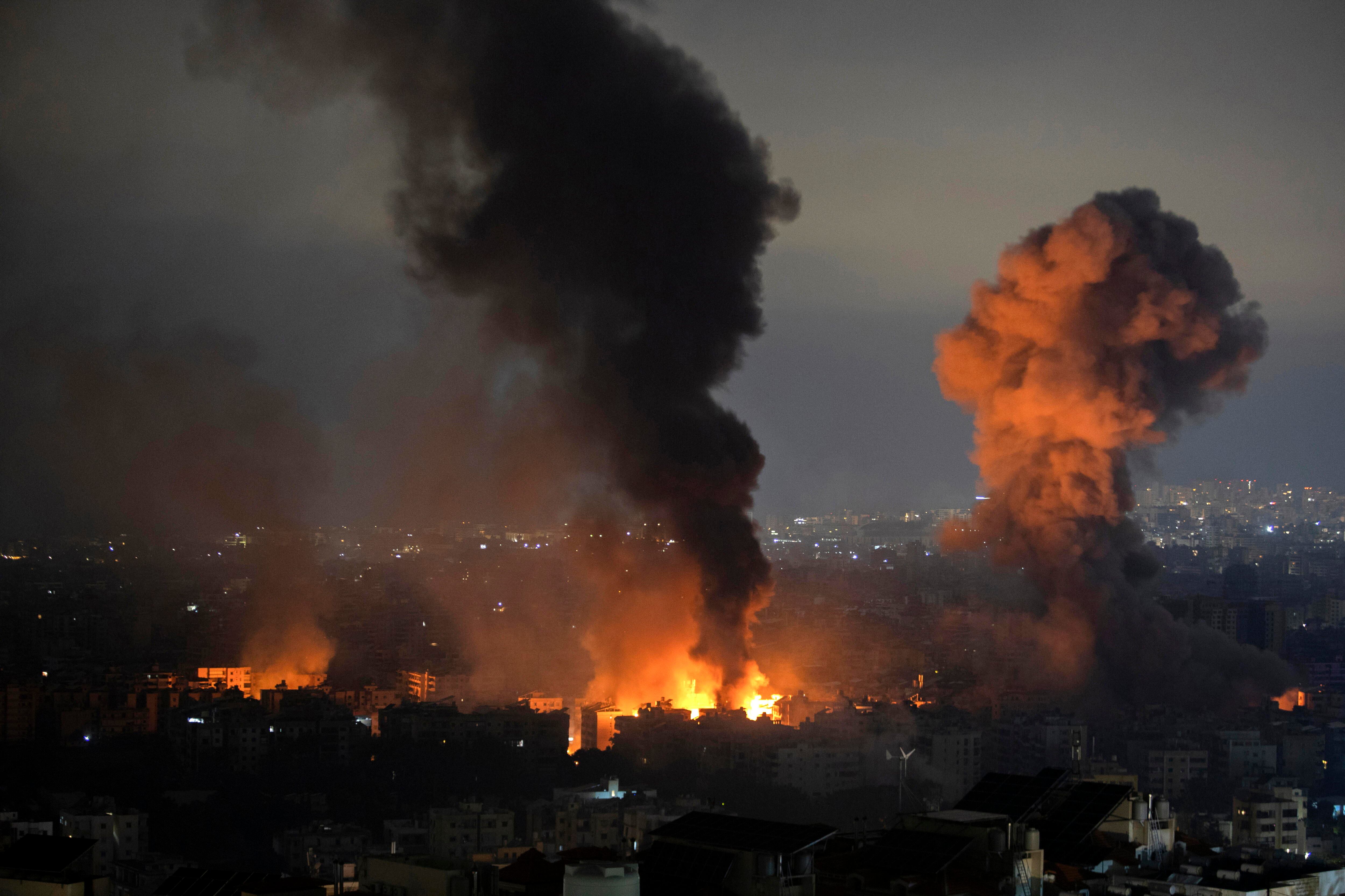 Un barrio del sur de Beirut, en Líbano, incendiado tras un ataque aéreo israelí.